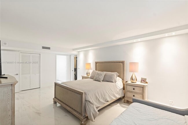 Building Photo - 6039 Collins Ave