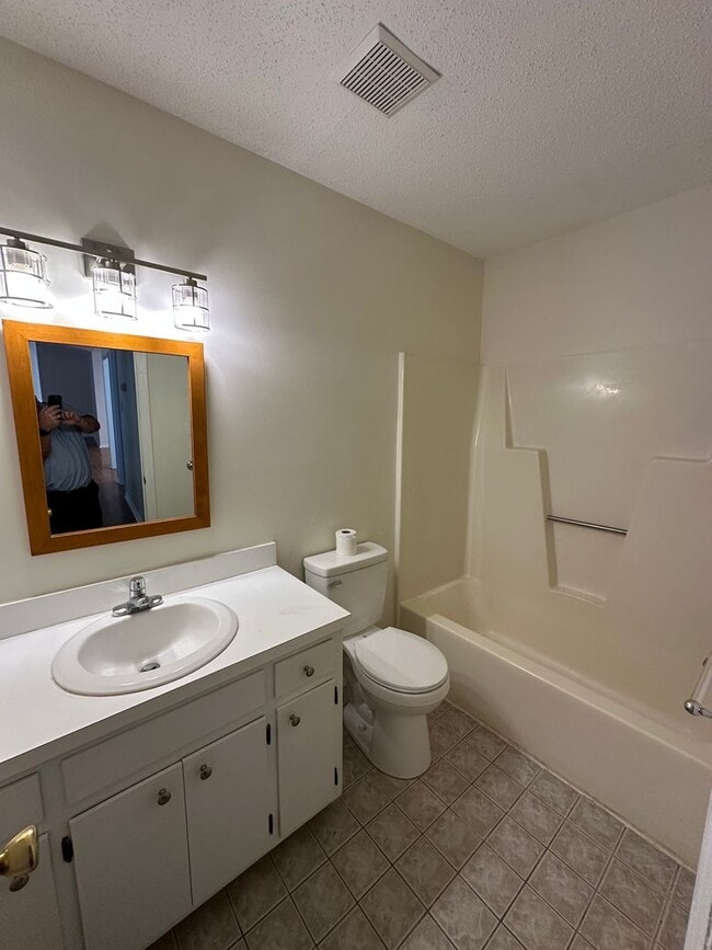 Building Photo - 3 Bed / 2 Bath Home – $1,675/mo | 1,188 Sq...