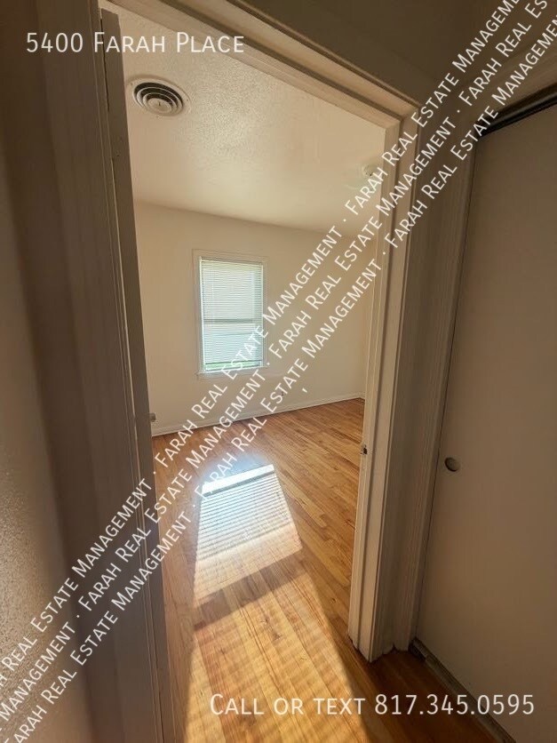Building Photo - 5400 Farah Pl