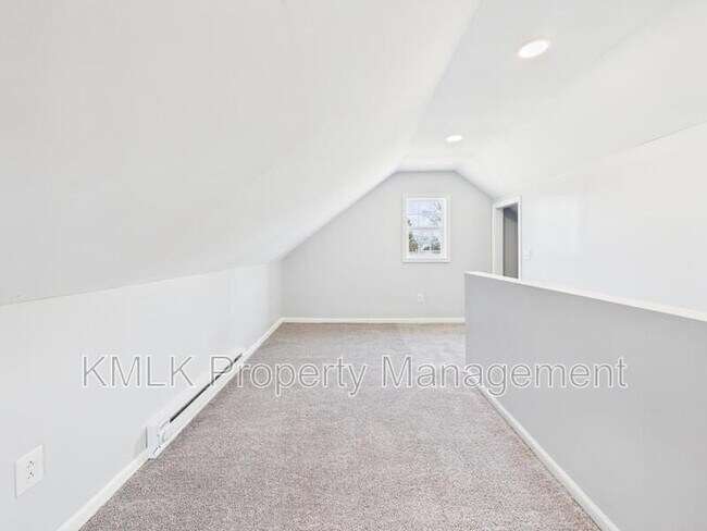 Building Photo - 1078 Lindsay Ave