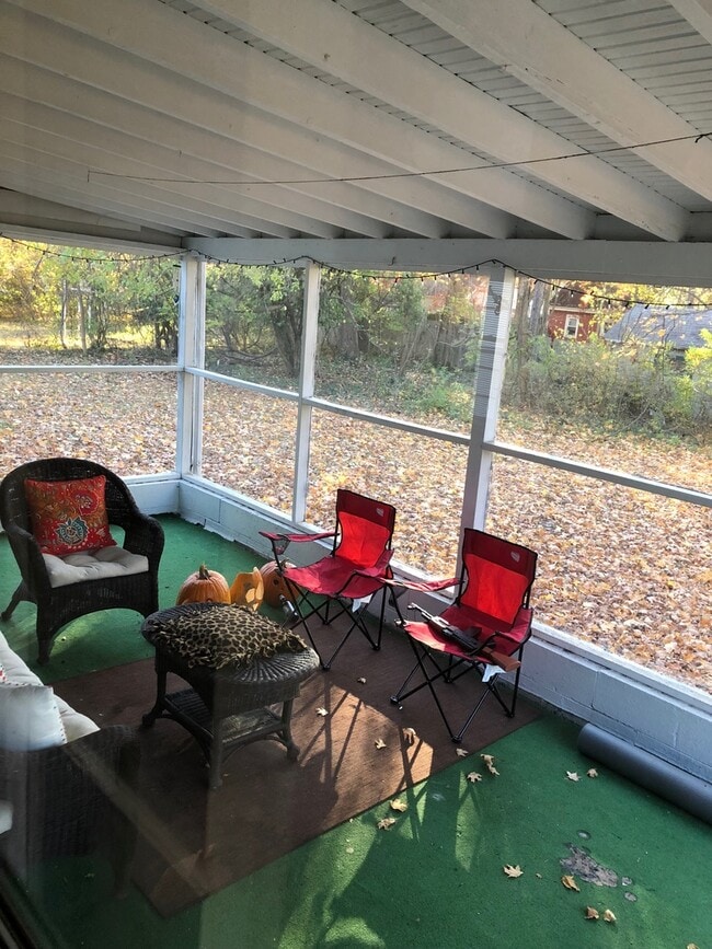 Building Photo - 4 Bedroom Available August 2026! Monthly r...
