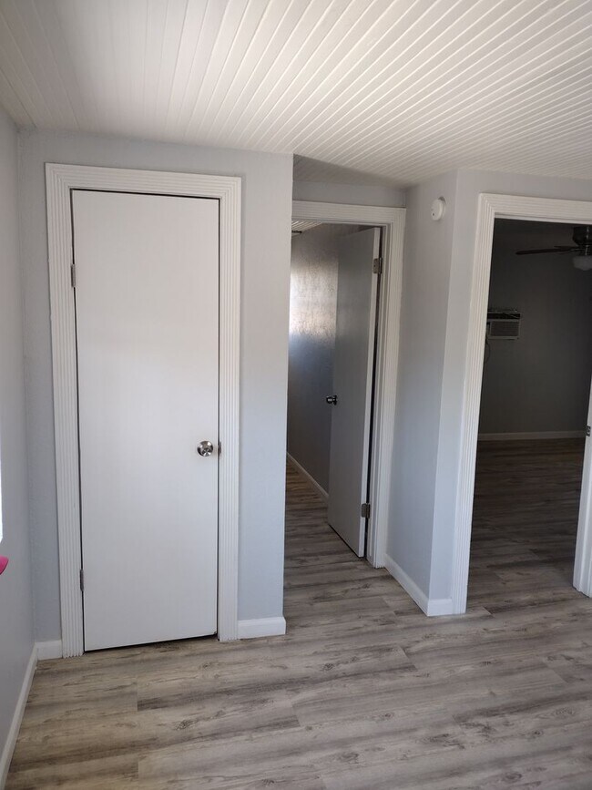 Building Photo - Newly Remodeled 1 Bedroom