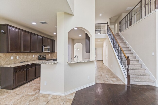 Building Photo - 5 Bedroom/3.5 Bath Saddle Creek Subdivision