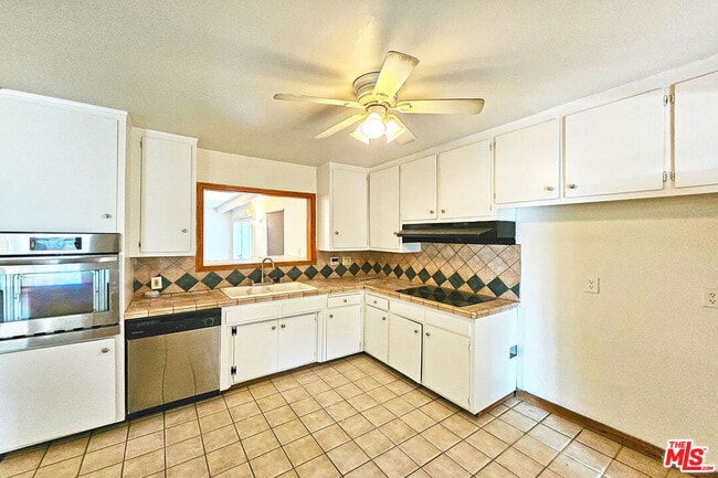 Building Photo - 9321 Donna Ave