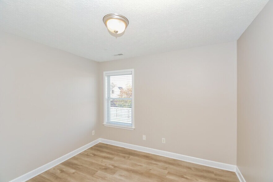 Building Photo - 1424 Beaconcrest Cir