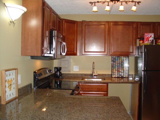 Building Photo - Prime Location Near UTK and Downtown Knoxville!