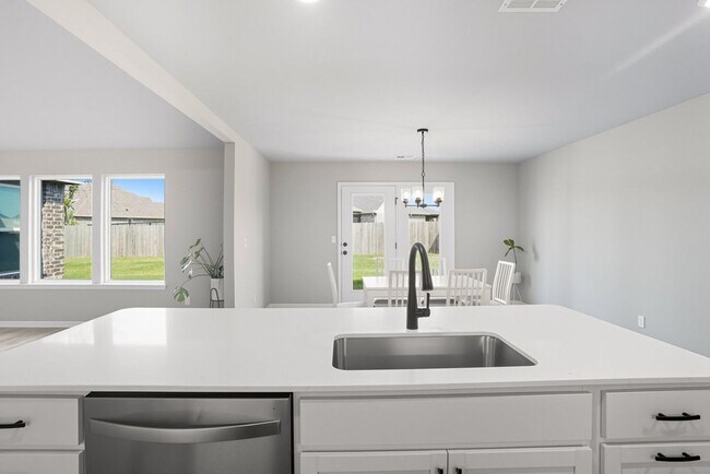 Building Photo - Like new, Move in Ready.