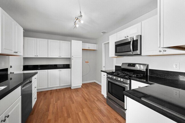 Building Photo - 1605 Carmel Cir E
