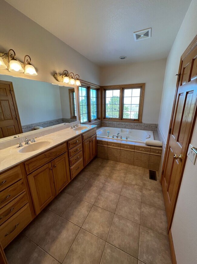 Building Photo - Beautiful Five-Bedroom, Three-Bathroom Home for Rent