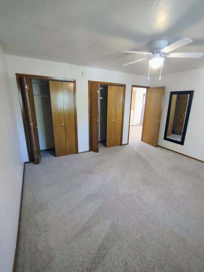 Building Photo - Spacious Downtown Townhome Available Now!
