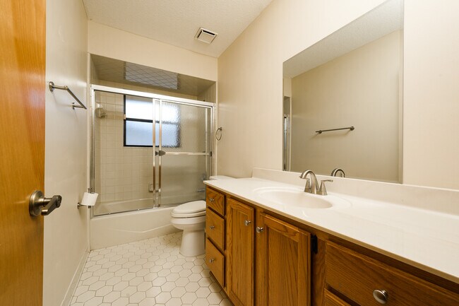 Building Photo - 1523 Poplar Dr