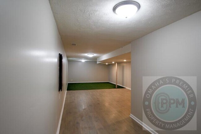 Building Photo - Huge 4-bedroom, 4-bath home