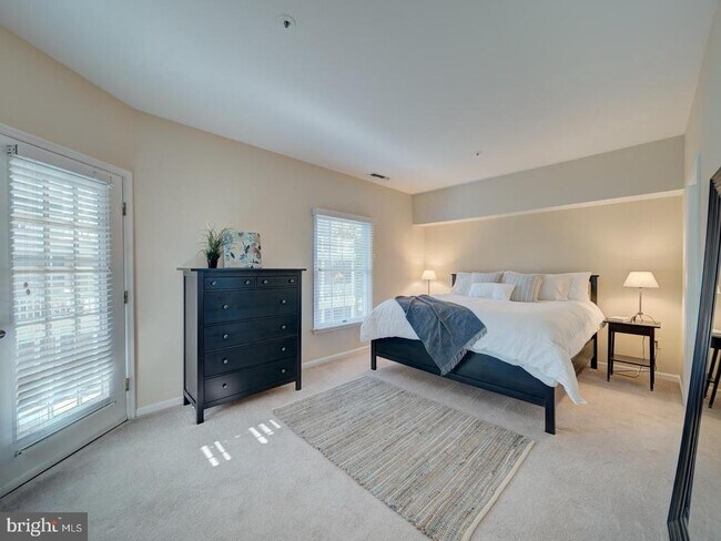 Building Photo - 2708 Summerview Way