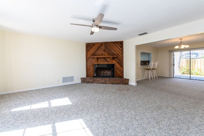 Building Photo - 795 Victoria Cir E