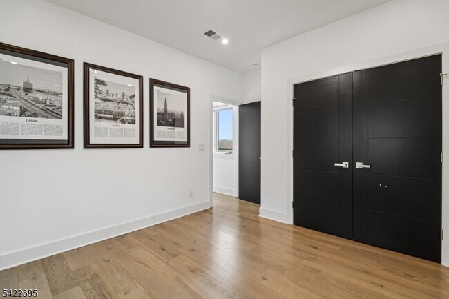 Building Photo - 301 Kingsland Rd