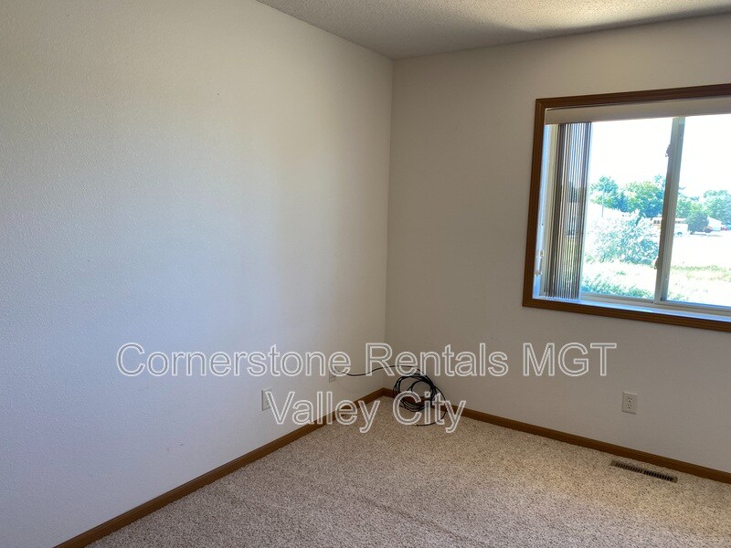 Building Photo - 508 10th St NE