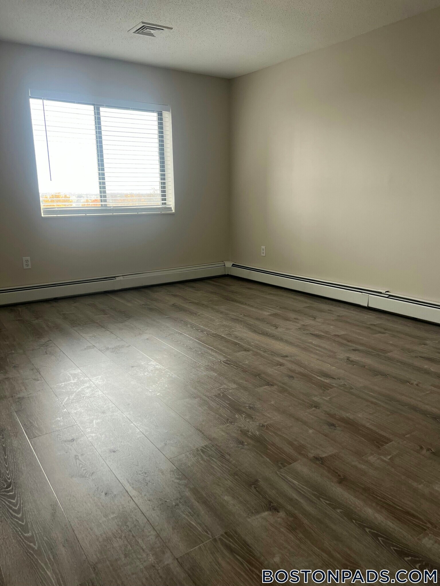 Building Photo - 4380 N Main St