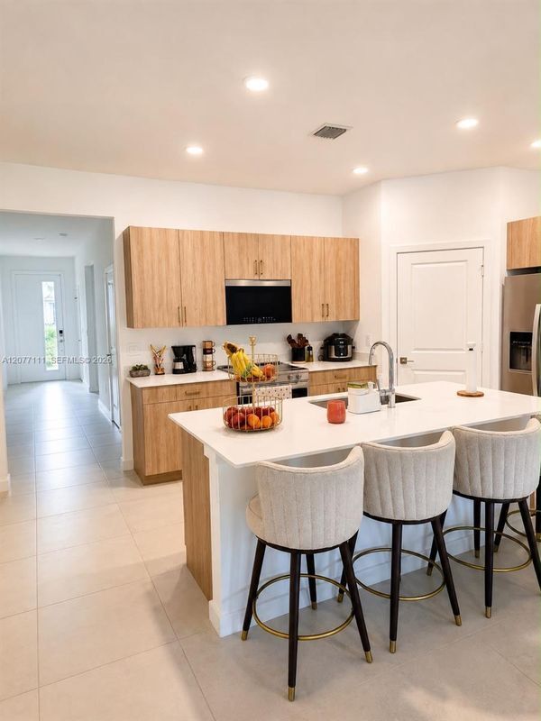 Building Photo - 8740 SW Kanner Oaks Dr