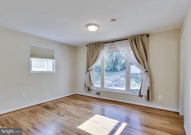 Building Photo - 6014 Leewood Dr