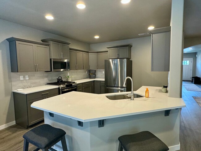 Building Photo - Fully Furnished 3 Bed/2 Bathroom Home-2042...