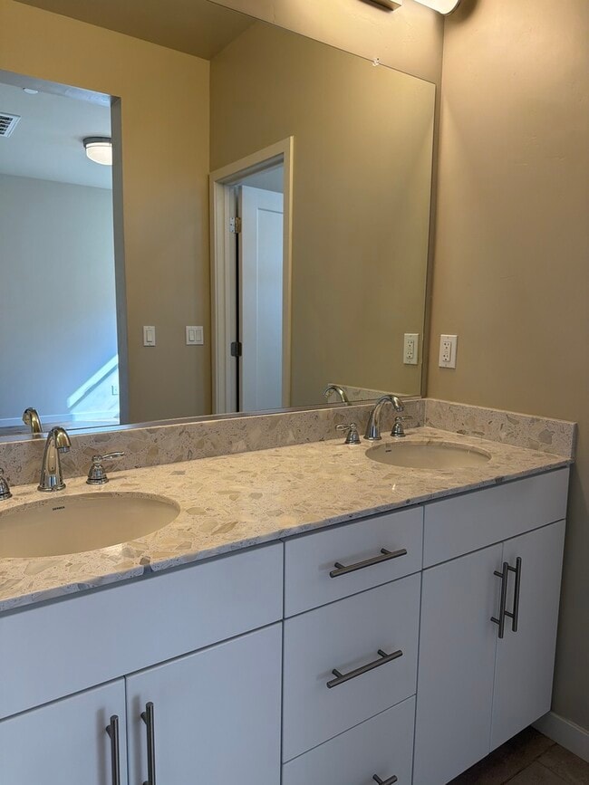 Building Photo - 489 McClatchy Way