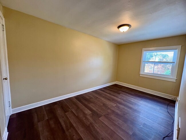 Building Photo - 3 Bedroom 1 Bathroom in Harrisburg!