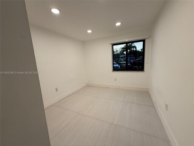 Building Photo - 9405 Fontainebleau Blvd