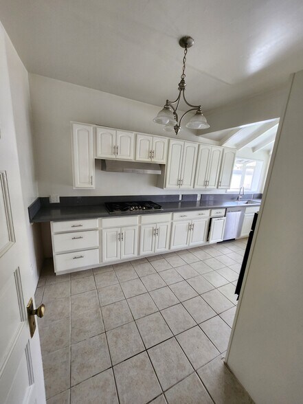 Kitchen - 2171 W 25th St
