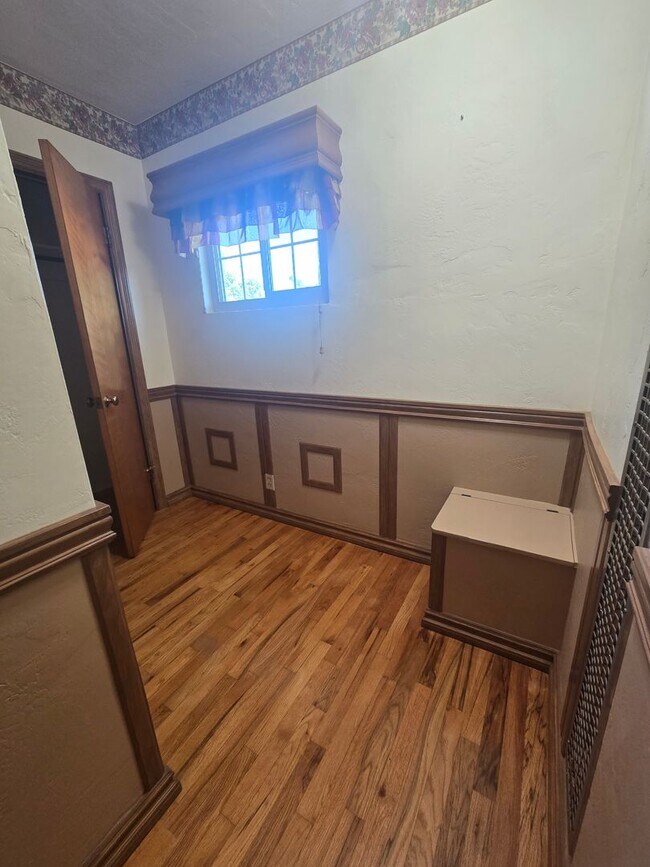 Building Photo - 4 Br 3 Ba + Flex w/ Fireplace