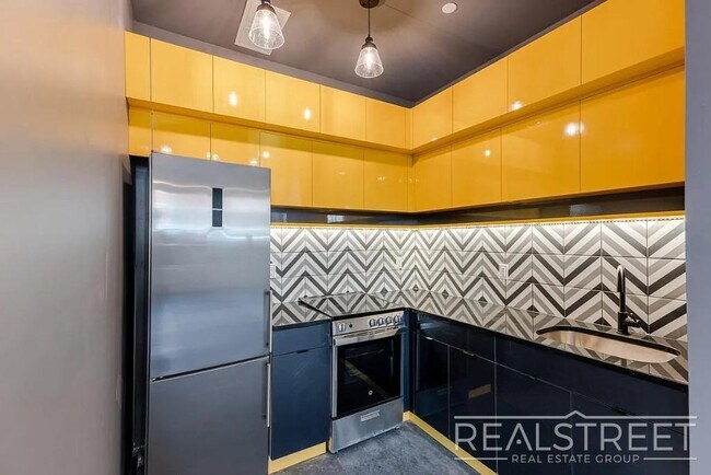 Building Photo - 342-345 Rutland Rd