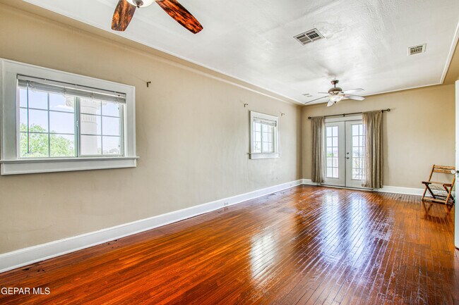 Building Photo - 1701 Elm St