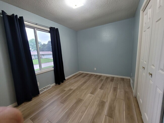Building Photo - Coralville 4 bedroom 2.5 bath, 2 stall attached garage, fenced yard!