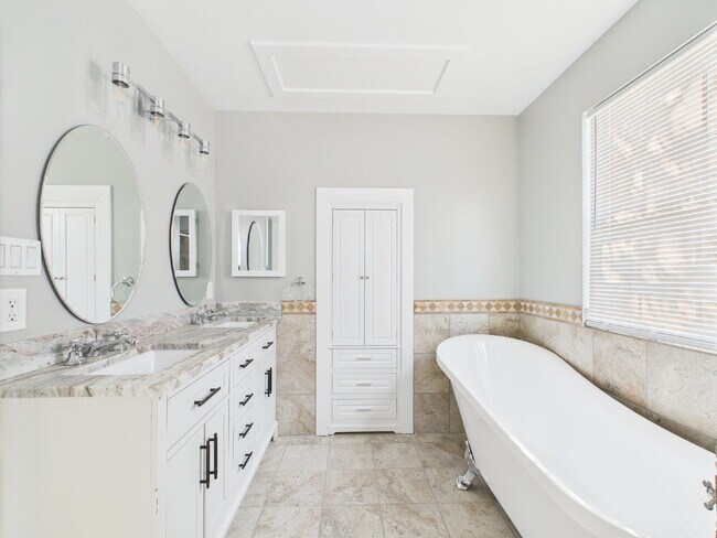 Building Photo - Gorgeous 4/3 in Quiet Neighborhood Utiliti...