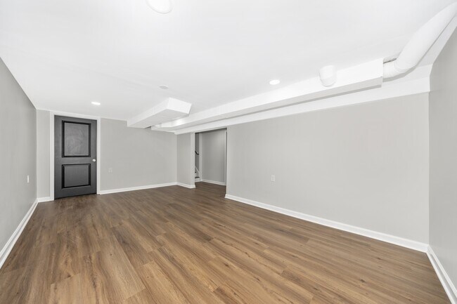 Building Photo - 406 E 9th St