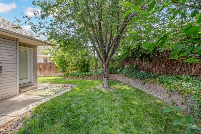 Building Photo - 3 bedroom home with fenced yard and garage...