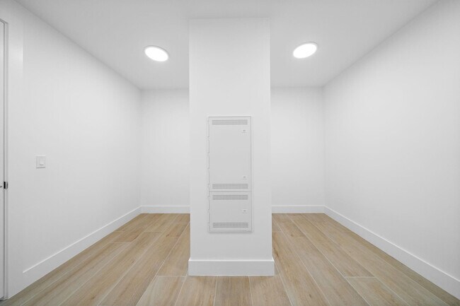 Building Photo - 153 N Seabreeze Blvd