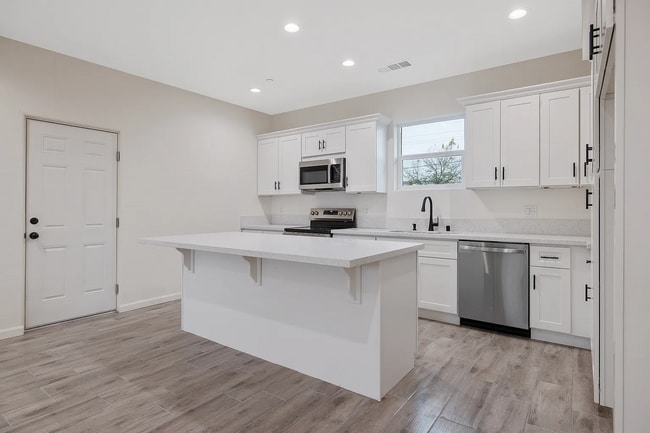 Building Photo - 601 E 10th St