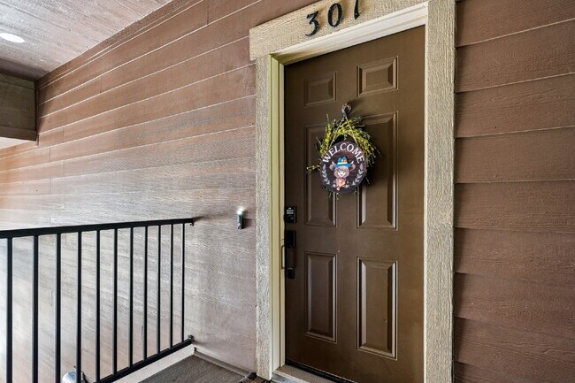 Building Photo - "Charming 2-Bed, 2-Bath Condo Retreat in Littleton - 870 Sq Ft of Cozy Elegance!"