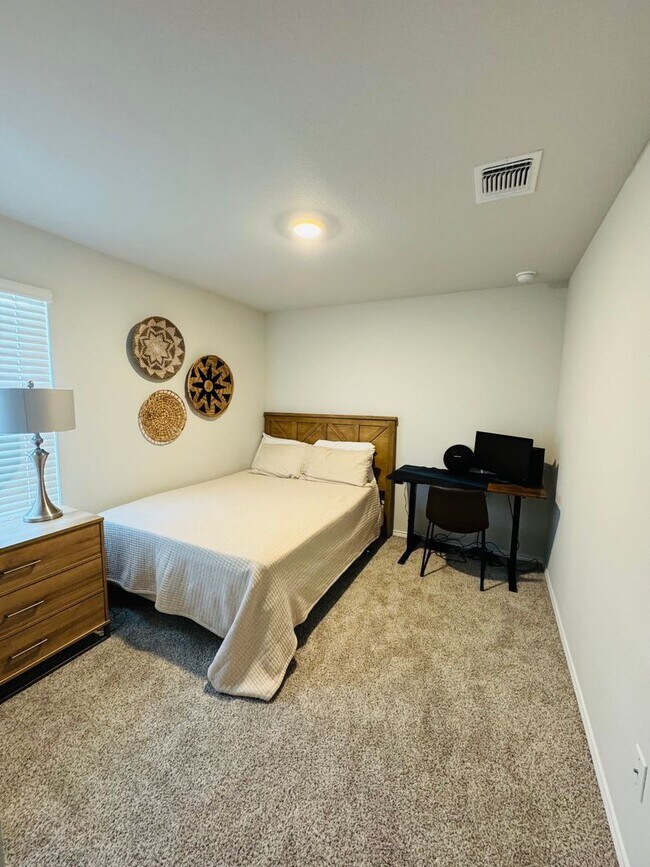 Building Photo - 3-bedroom 2-bathroom house!