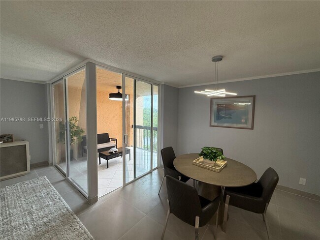 Building Photo - 950 Egret Cir