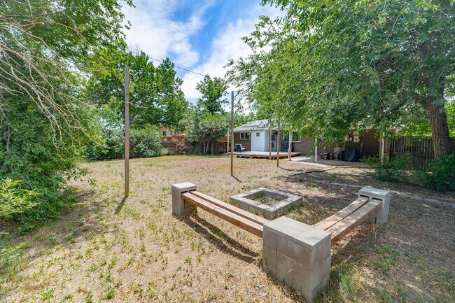 Building Photo - Amazing 3 bed/3 bath rental.  New Flooring!!  Solar Panels!!