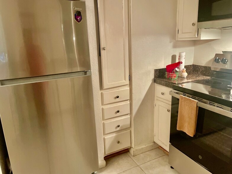 Kitchen - 351 E Thomas Rd