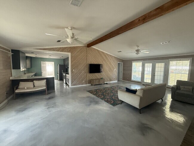 Building Photo - HUGE UPGRADED 3/2!