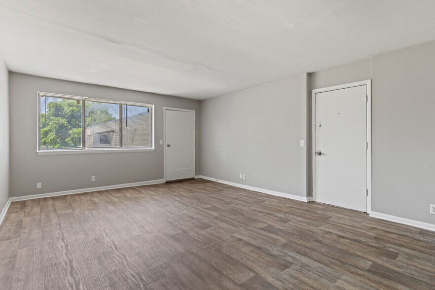 Building Photo - 800 Anderson Ln