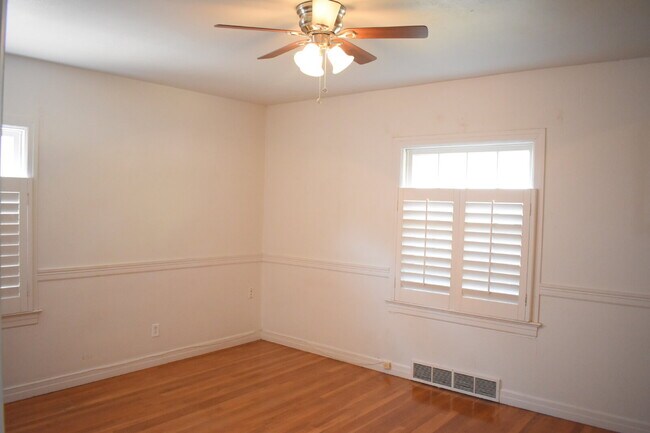 Building Photo - 2 Story Cute House Close to Campus! Lease Now for the 2026-2027 School Year! Available September ...