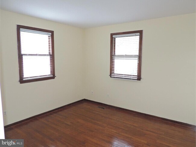 Building Photo - 27 Stuyvesant Dr