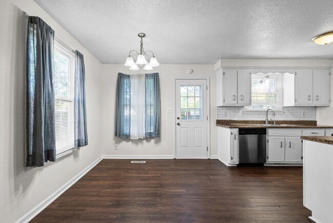 Building Photo - 3 Bedroom Pet Friendly Home For Rent!