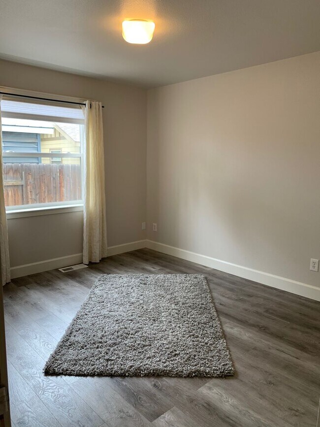 Building Photo - Updated Home in Oldmill