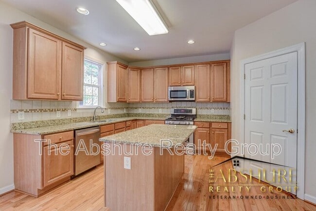 Building Photo - 1410 Fairfax Woods Dr