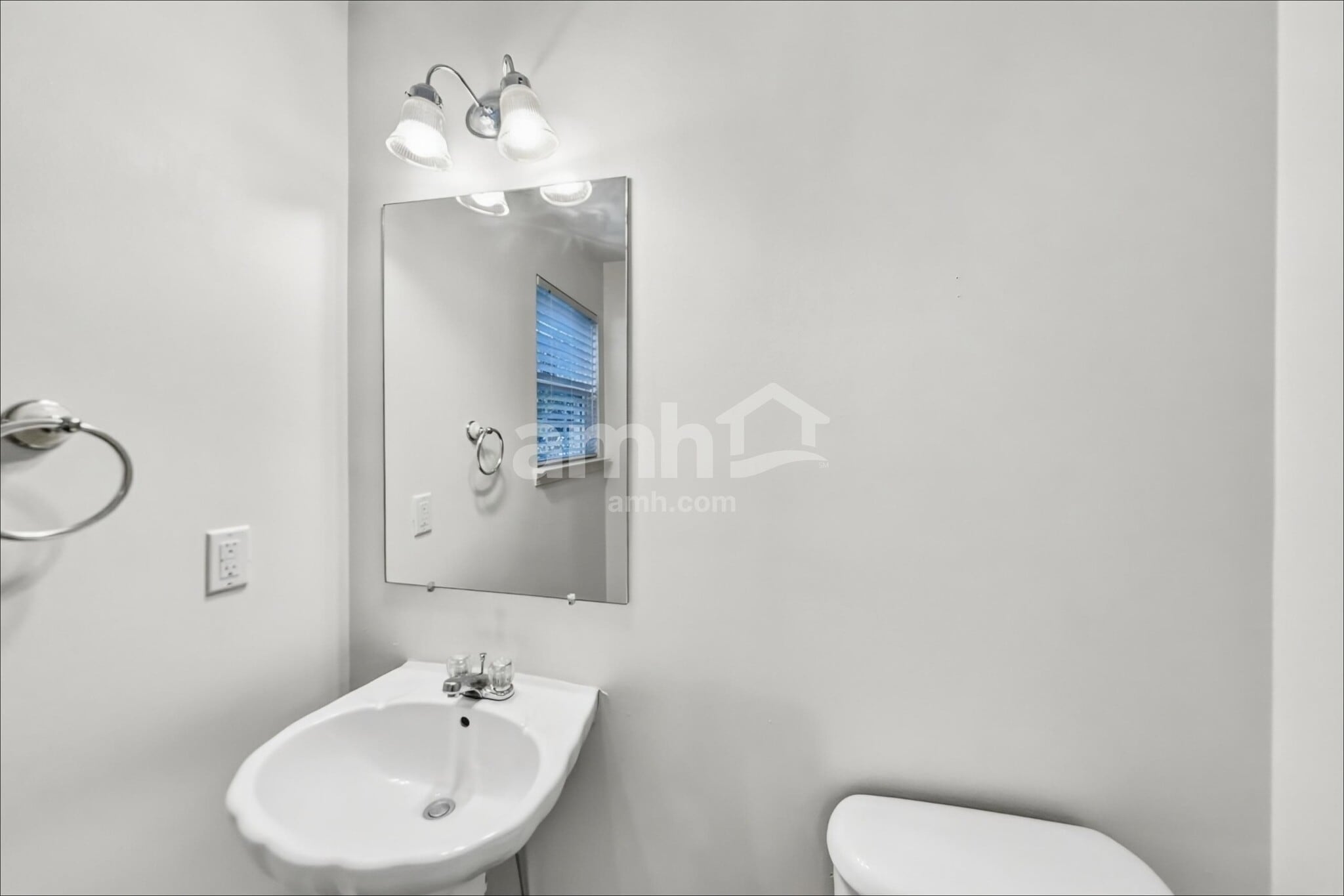 Building Photo - 1042 Vanguard Dr